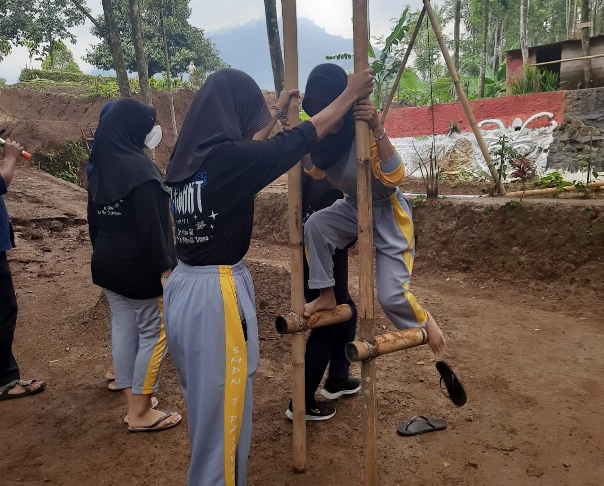 Permainan tradisional di kampung Balegede